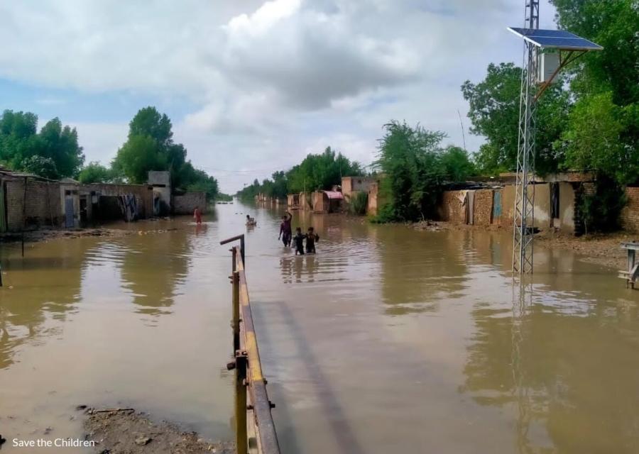 allagamento di un area con alberi e persone in lontananza
