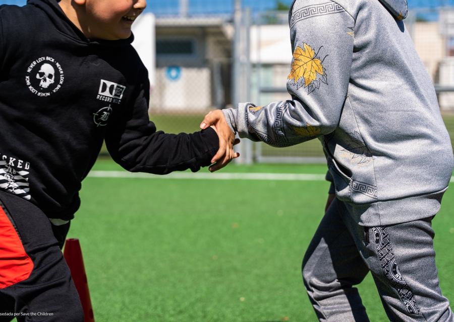 bambini su un campo da calcio che si battono il cinque con la mano 