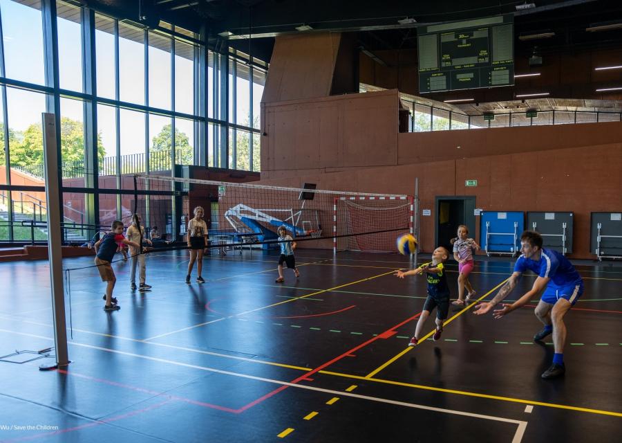 bambini in campo che giocano a pallavolo