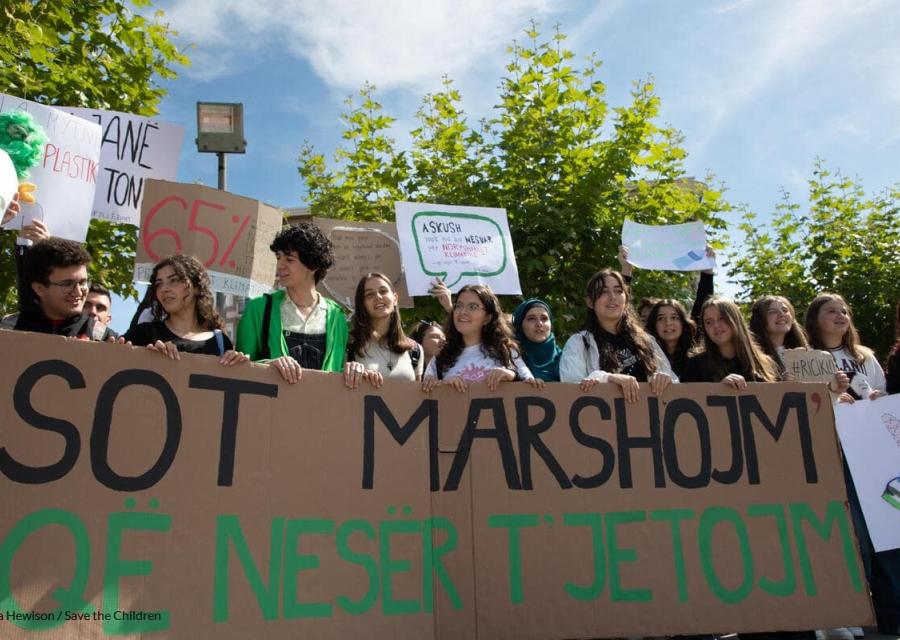 ragazzi e ragazze con cartelli per manifestazione sulla crisi climatica in vista della cop27