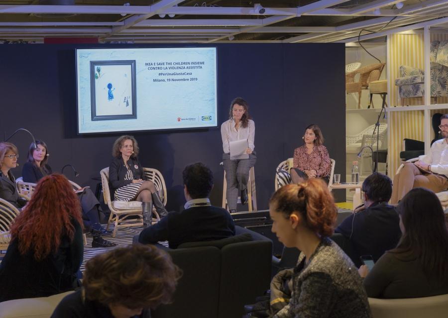 conferenza stampa all interno di IKEA