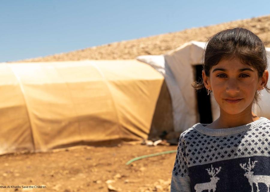 mezzo busto di bambina irachena nel deserto