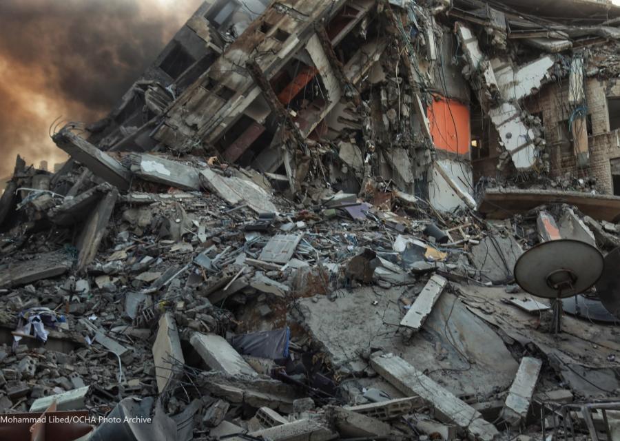 macerie di un palazzo distrutto a gaza 