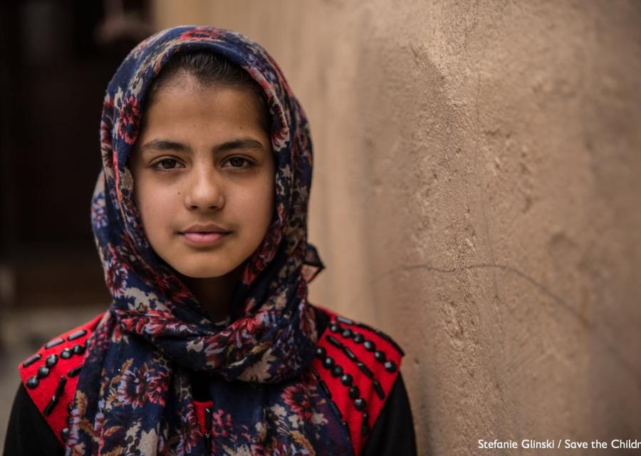 bambina afghana con hijab guarda in camera