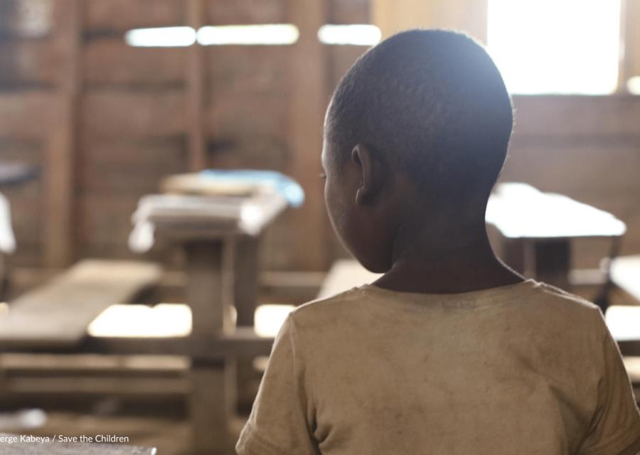 bambino della Repubblica Democratica del Congo in aula di scuola 