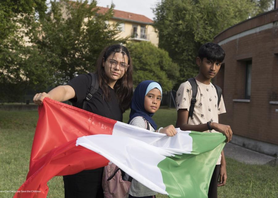bambini e bambine con in mano la bandiera tricolore dell'Italia