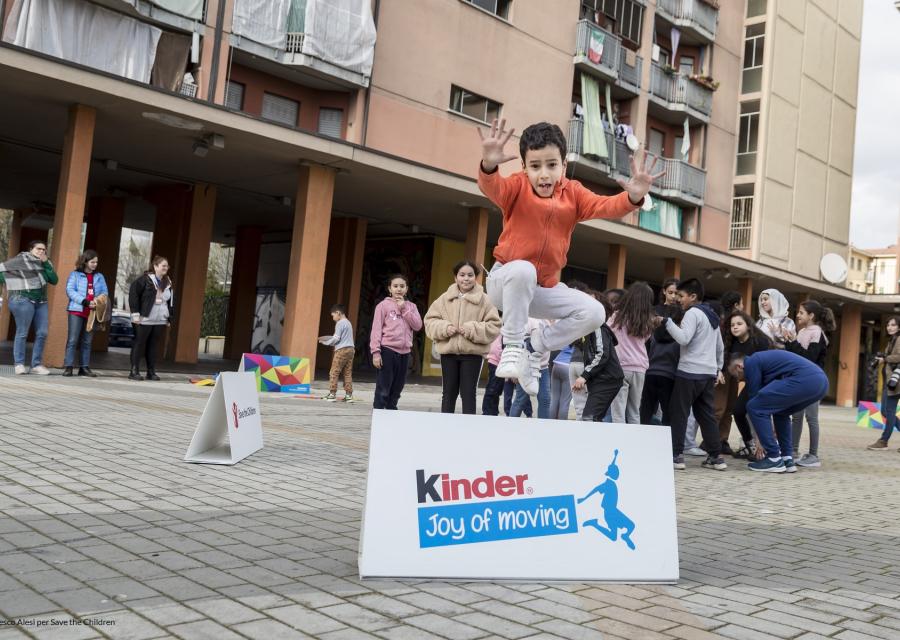 bambino all'evento kinder hoy of moving che salta un cartonato 