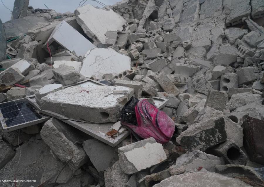 Zaino tra e macerie di un palazzo crollato durante il terremoto in Siria e Turchia