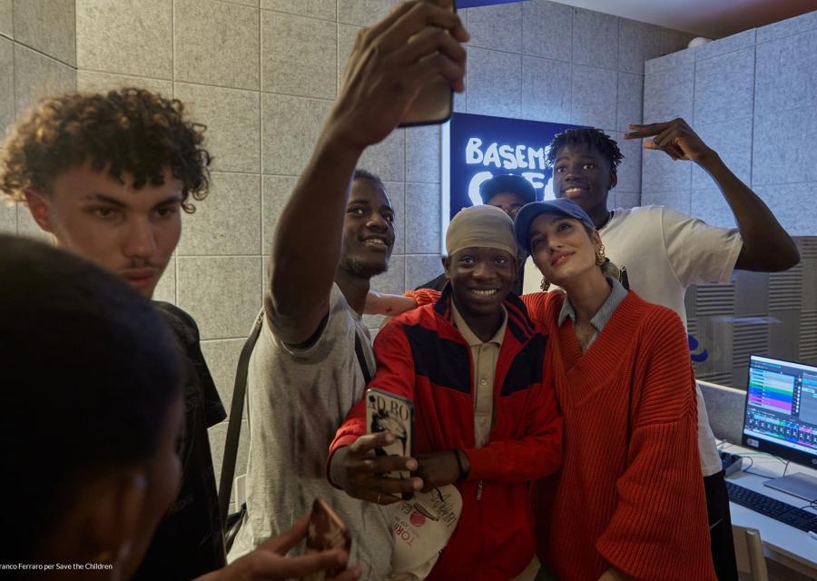 La cantante Levante che scatta un selfie insieme ai ragazzi di civico zero 