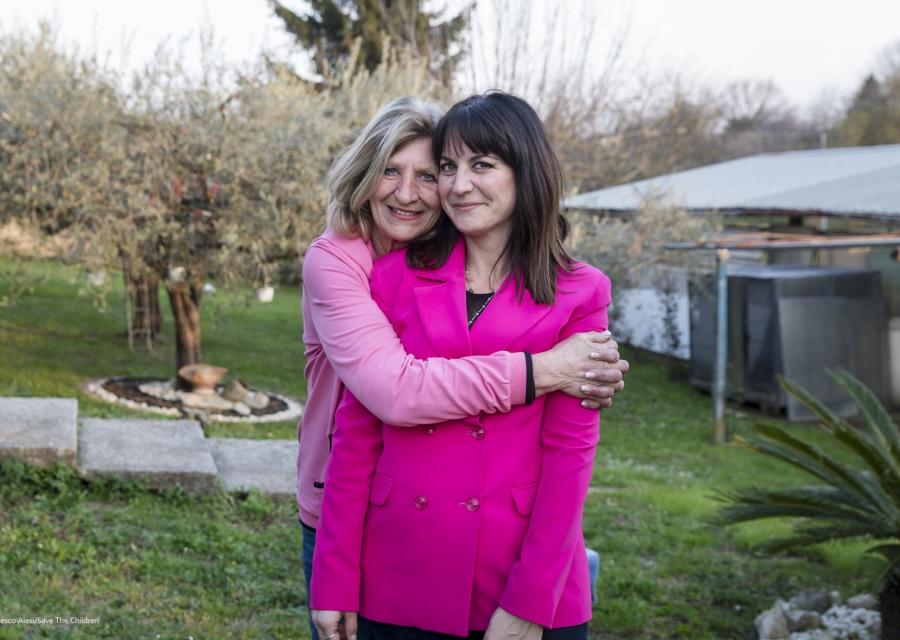 Donna e madre che si abbracciano 