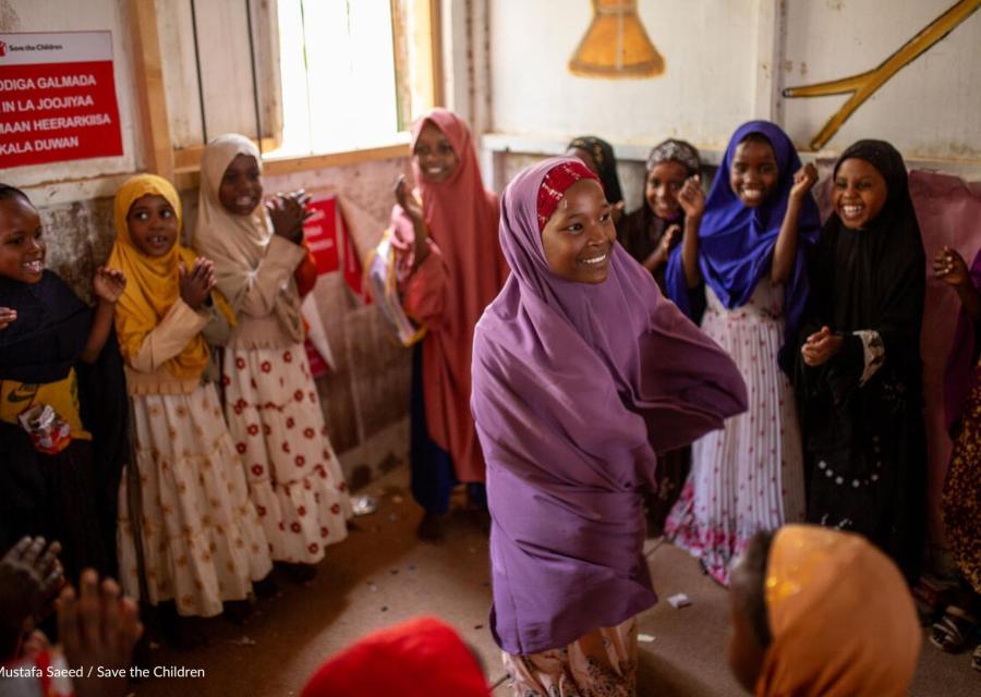 bambine in Somalia che ridono e ballano insieme in scuola Save the Children