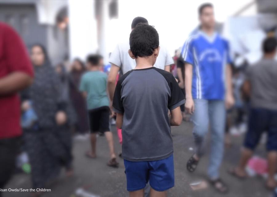 Bambino a Gaza di spalle nella folla