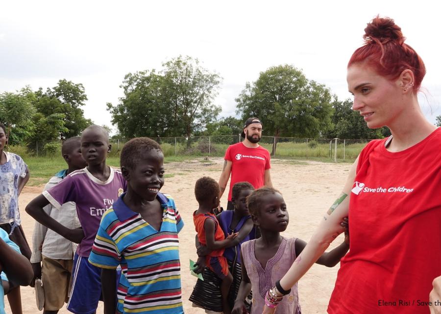 LaSabri, Sabrina Cereseto, insieme a dei bambini in Uganda