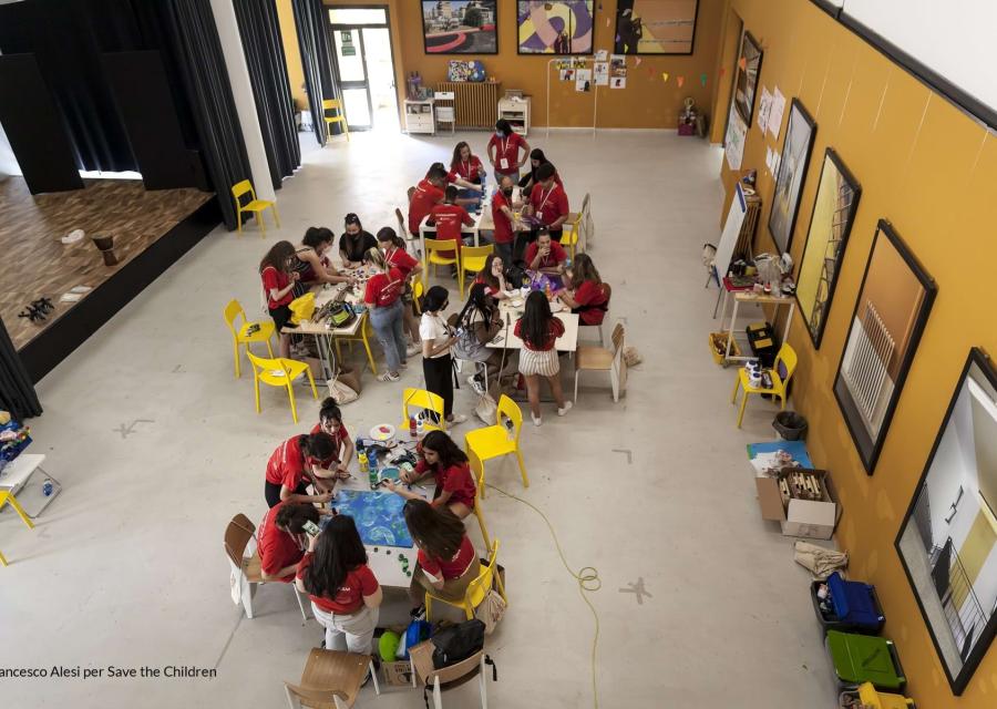 Ragazzi Movimento Sottosopra ripresi dall alto