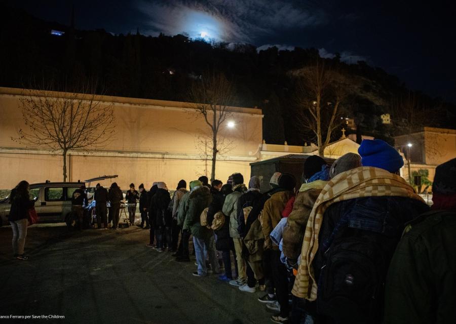 Minori migranti alla frontiera nord di Ventimiglia con i nostri operatori 