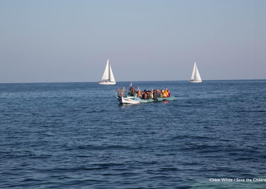 barca con a bordo migranti in mezzo al mare