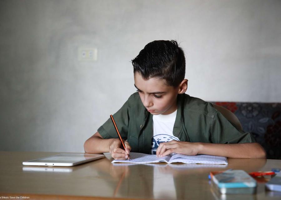 bambino alla scrivania fa i compiti
