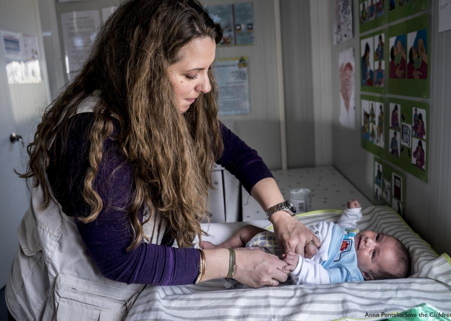 Mamma cambia pannolino a bambino su fasciatoio