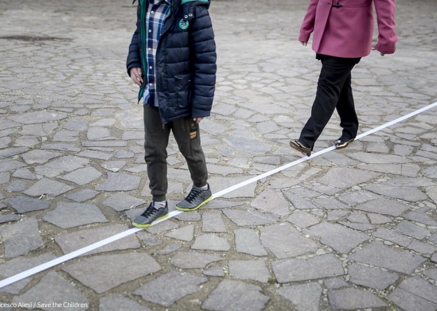 Madre e figlio camminano su una linea bianca