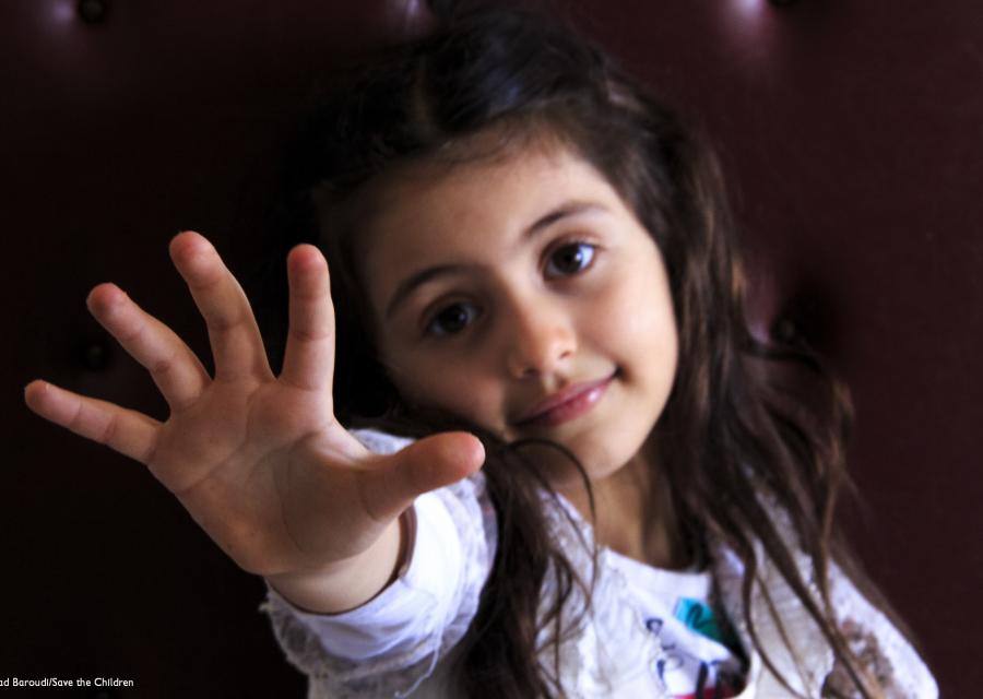 Bambina foto a mezzo busto in primo piano la mano aperta