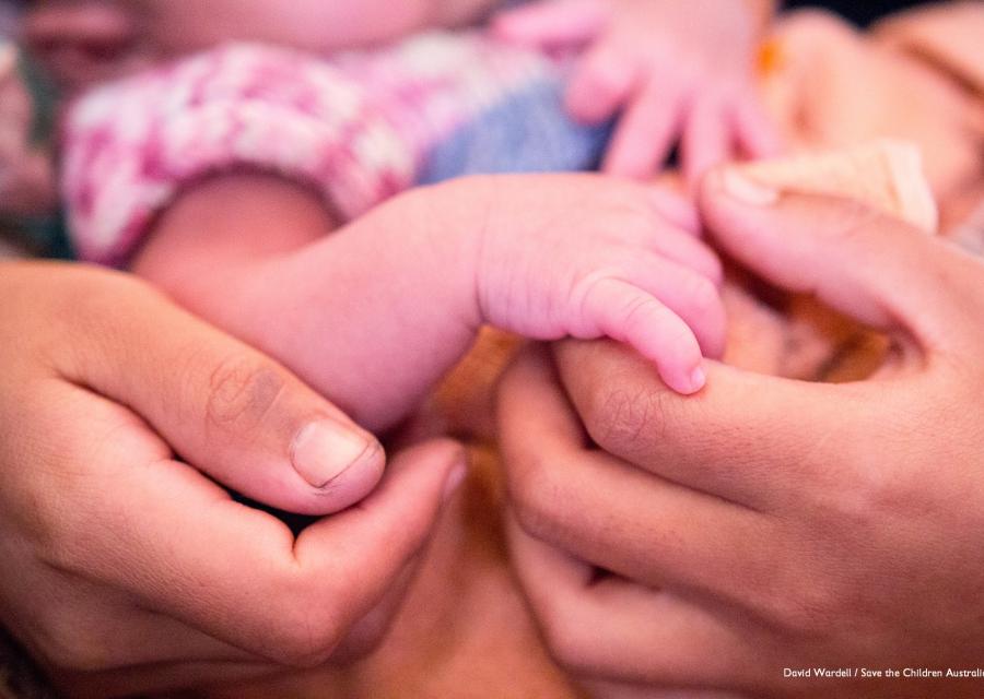 Mani di una mamma tengono la mano di suo figlio neonato