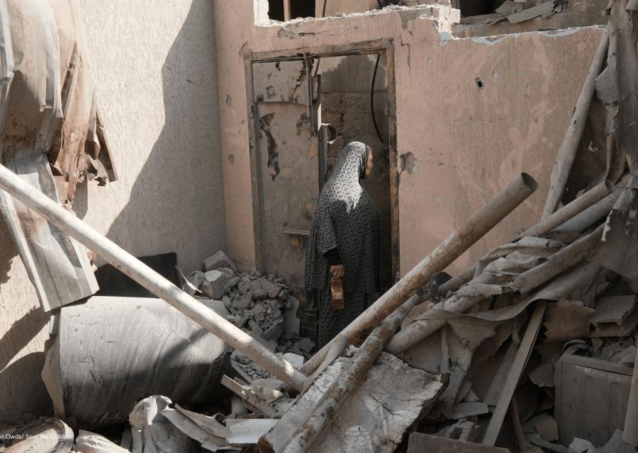 donna a gaza tra le macerie di una casa distrutta
