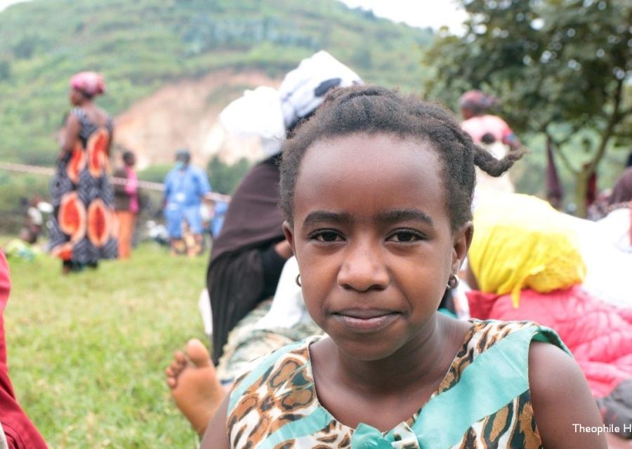 primo piano di una bambina ugandese in campo rifugiati del Rwanda