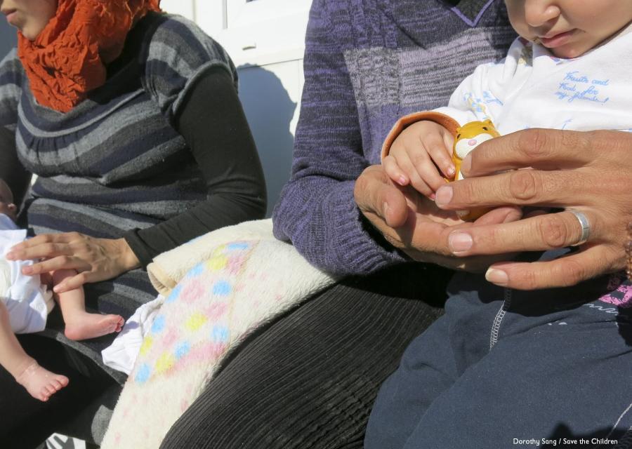 busti di persone che tengono in braccio bambini