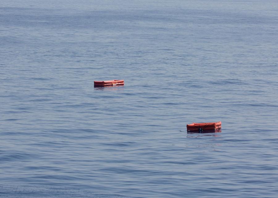 mare con salvagenti nel Mediterraneo