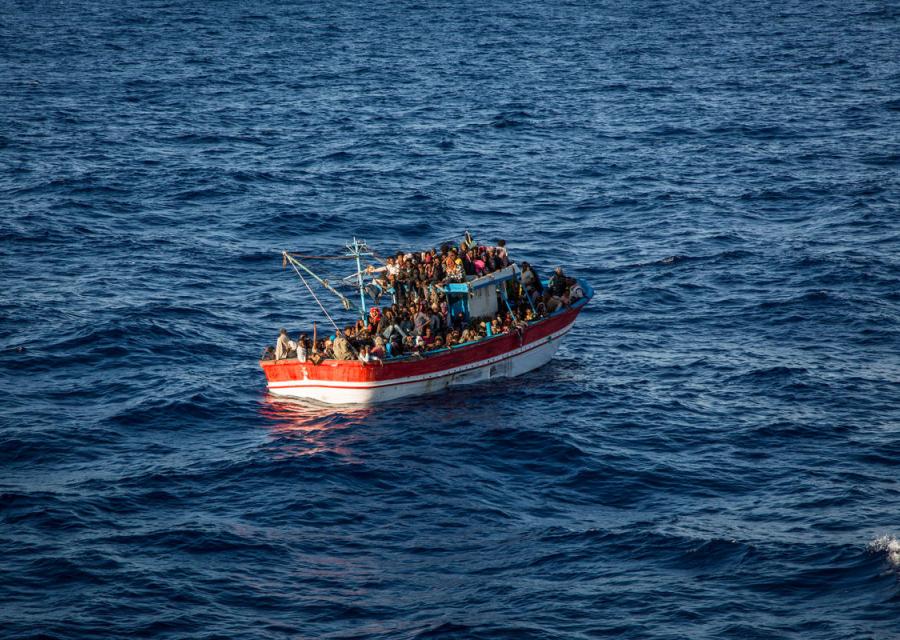 nave nel Mar Mediterraneo 