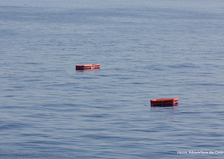 salvagenti che galleggiano sull'acqua del mare