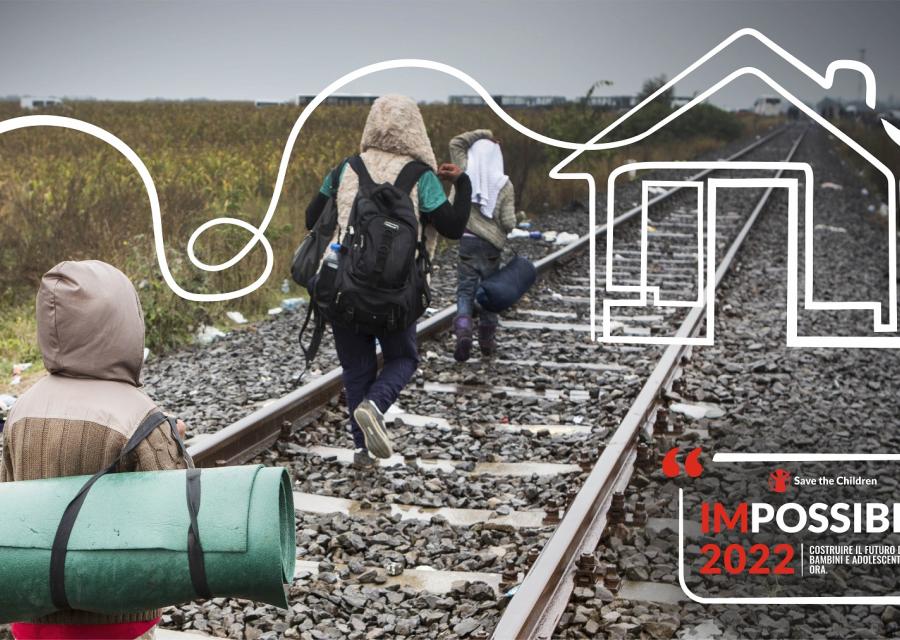 bambini in fuga che camminano sulle rotaie del treno con zaini in spalla