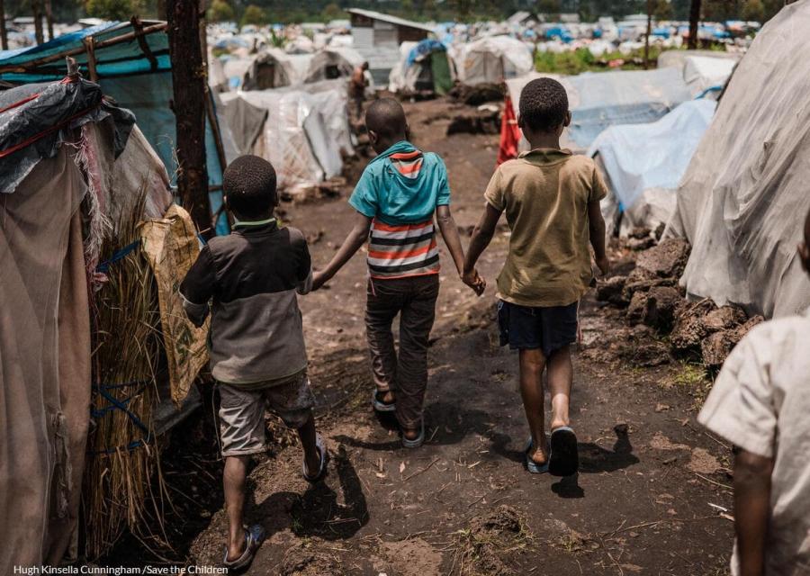 minori in Repubblica Democratica del Congo che si tengono per mano mentre camminano 