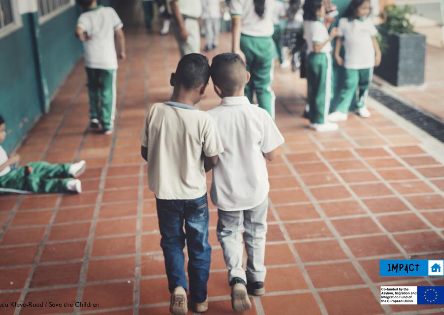 due bambini di spalle vicini che camminano verso un gruppo di bambini e bambine