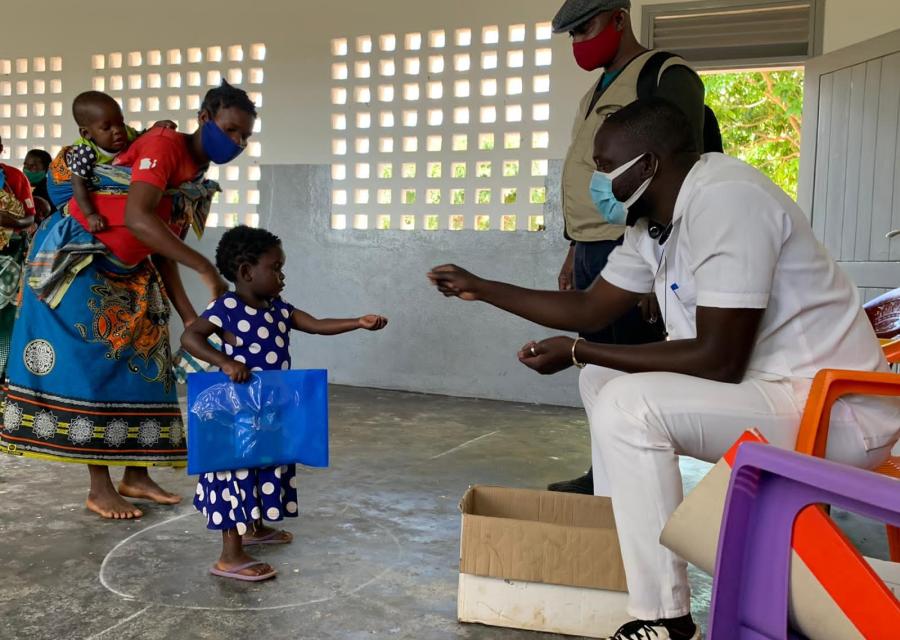 distribuzione di farmaci e vitamine in una scuola in Mozambico