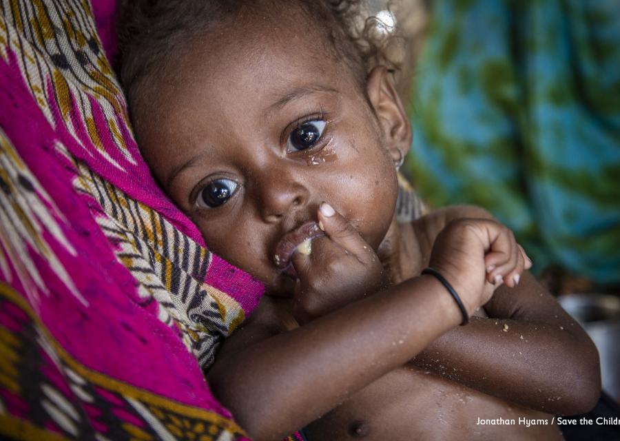 bambina yemen con mano in bocca