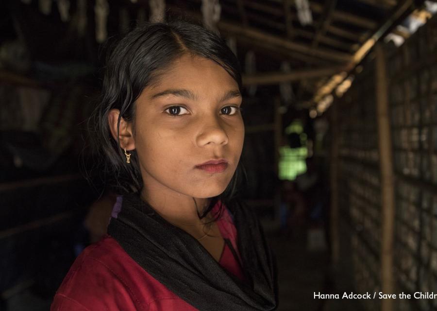 Primo piano di una bambina del Myanmar con vestito rosso