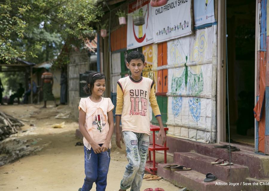 due-bambini-rohingya-camminano-vicini-in-campo-cox-s-bazar