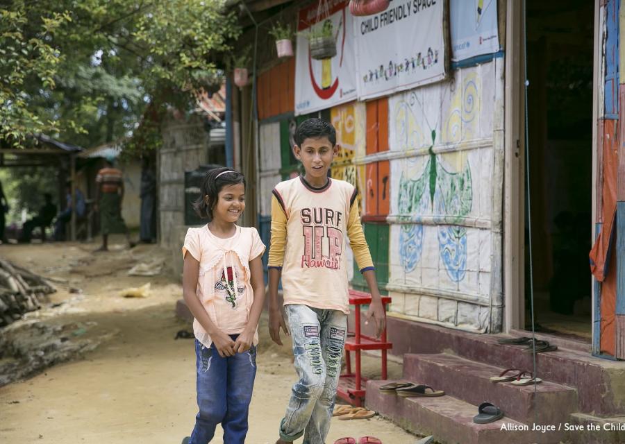 due-bambini-rohingya-camminano-vicini-in-campo-cox-s-bazar