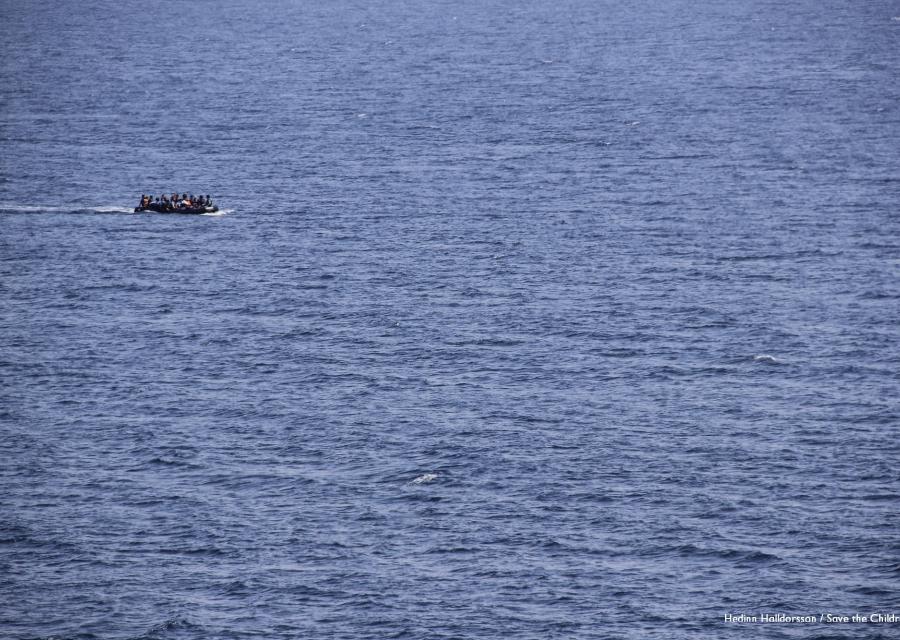 nave con migranti in lontananza nel mare