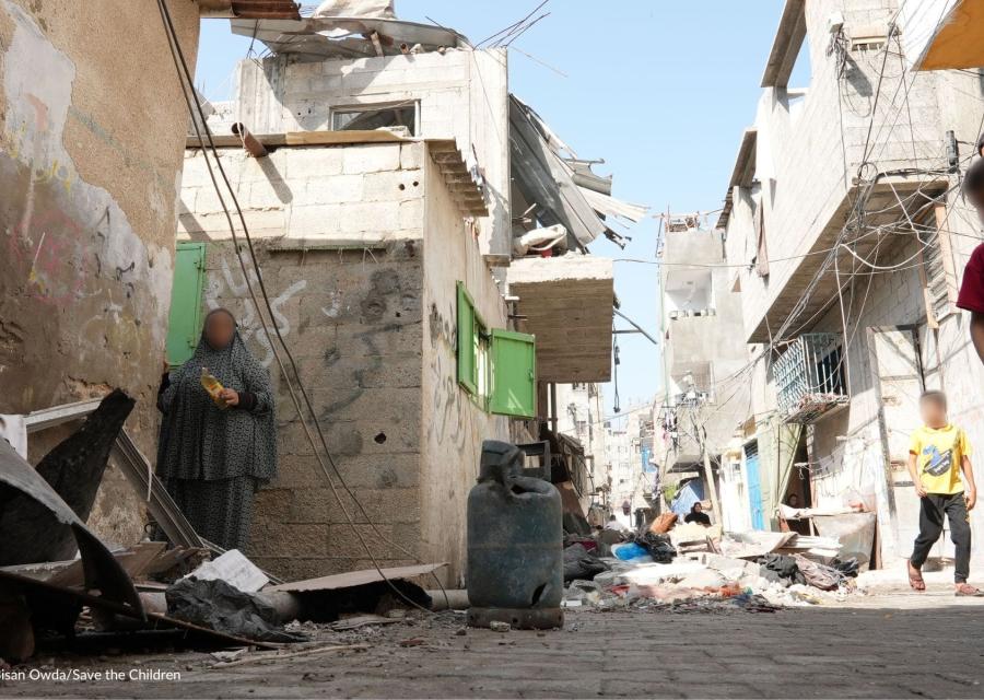 strada distrutta nella Striscia di Gaza