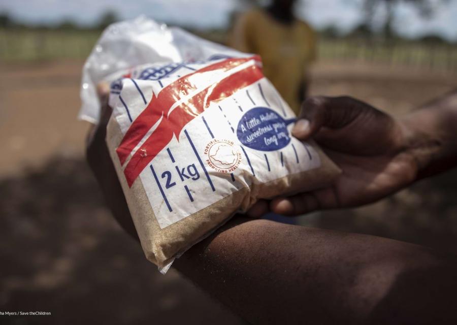 un sacco di grano nelle mani di un una persona viene mostrato in posa