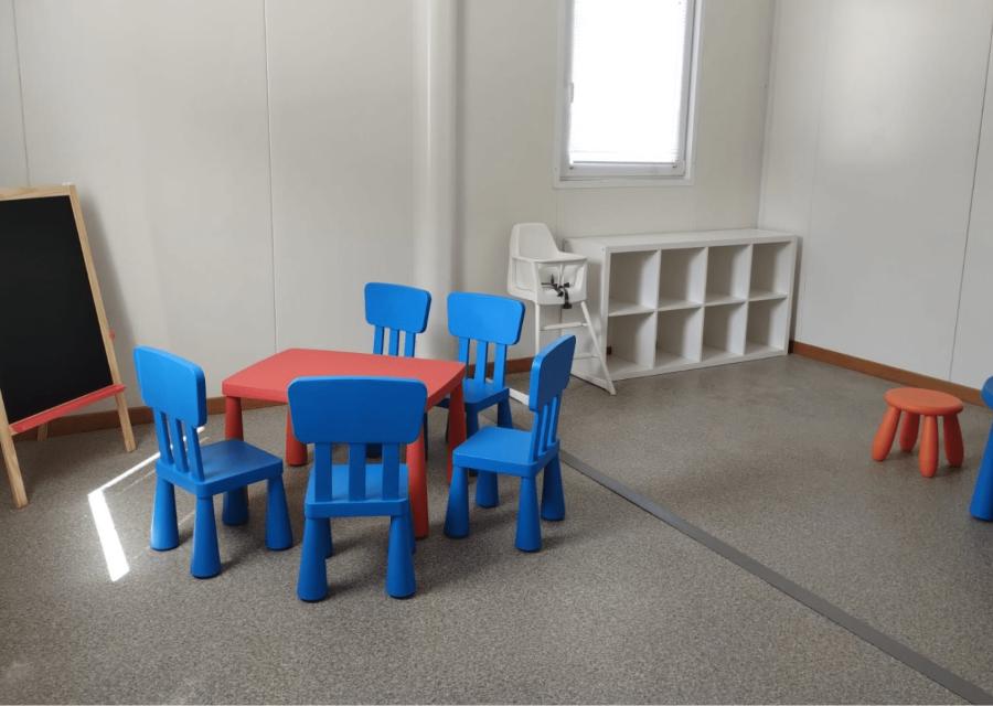 tavoli con sedie per bambini nel Nuovo Spazio Sicuro a Ventimiglia per minori migranti 