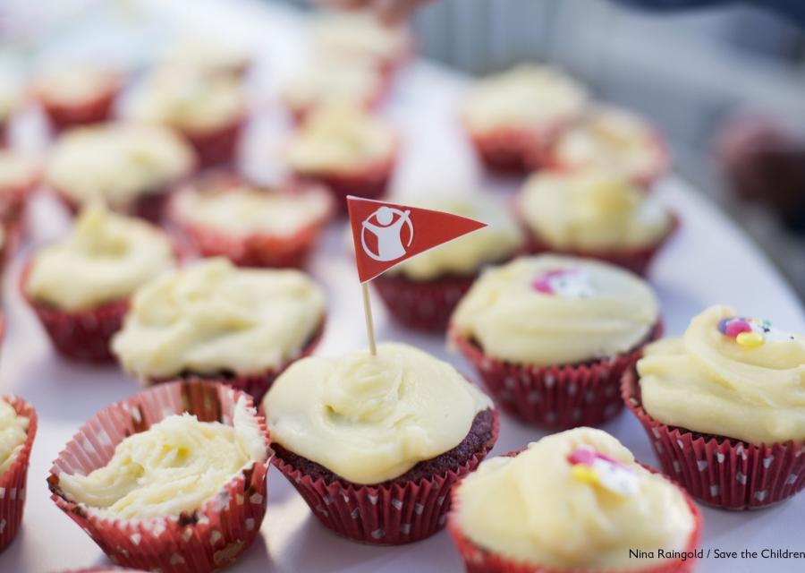 dettaglio su dolcetti con bandierina save the children
