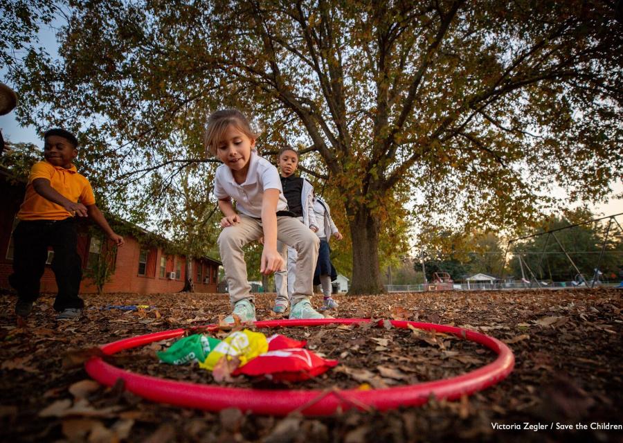 3 bambini che giocano allaperto in un prato