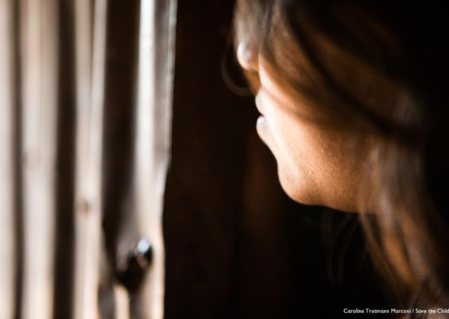 profilo di donna che guarda fuori da una finestra