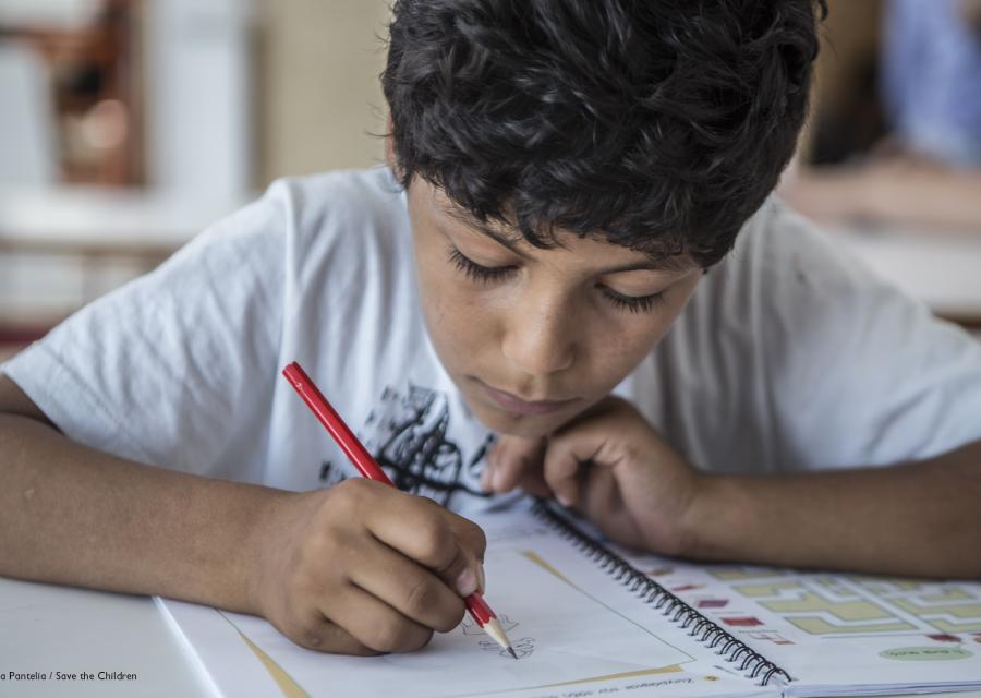 primo piano di un bambino che disegna su un foglio