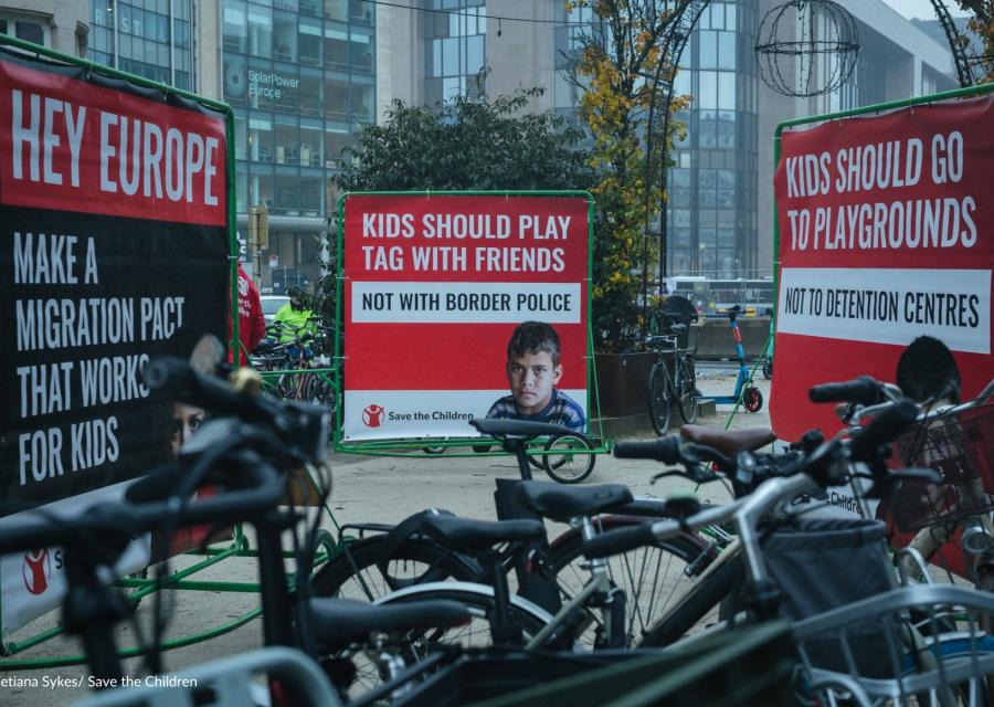 Striscioni e biciclette per le strade di Bruxelless sulla situazione dei bambini migranti che arrivano in Europa