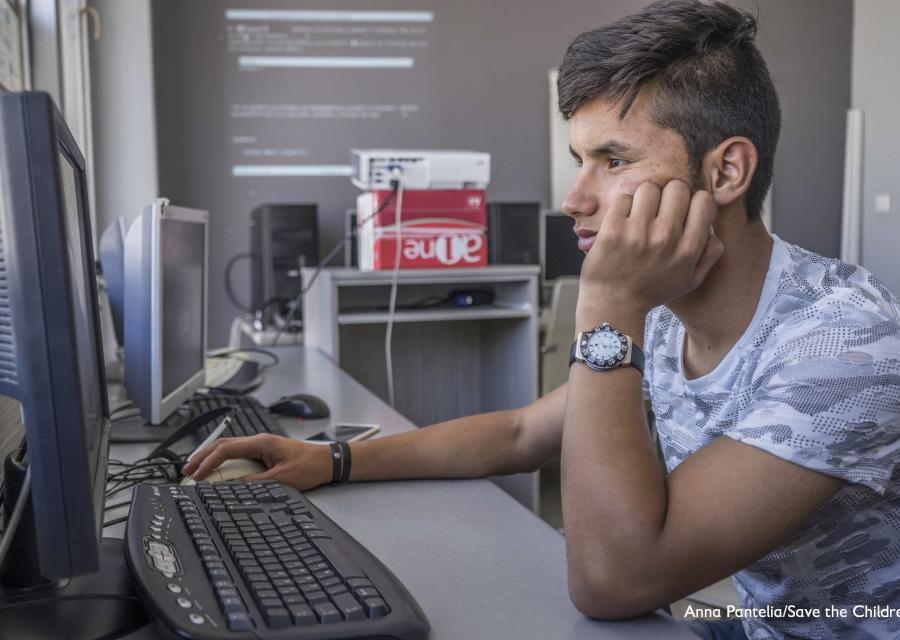 Adolescente sta seduto davanti al computer
