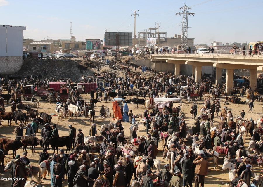 Scena di un mercato in Afghanistan con molte persone inquadrate dall'alto